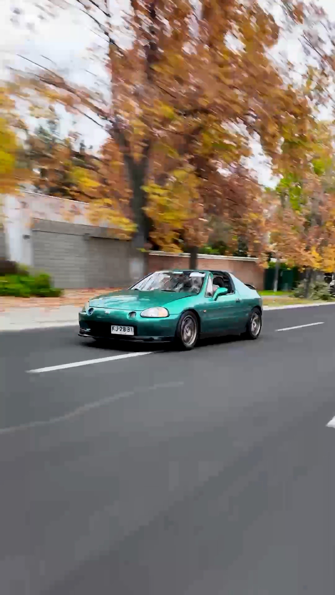 Honda CR-X del Sol en rolling shot durante una sesión de otoño en Santiago, clip en video