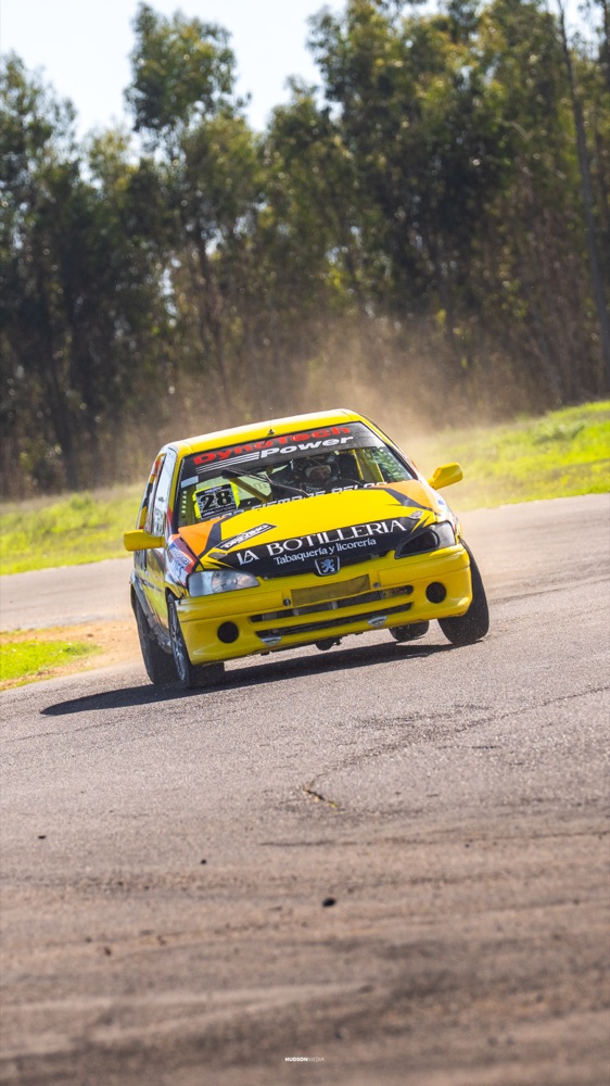 Auto en pista durante una jornada de Driving Experience en autódromo, foto 01