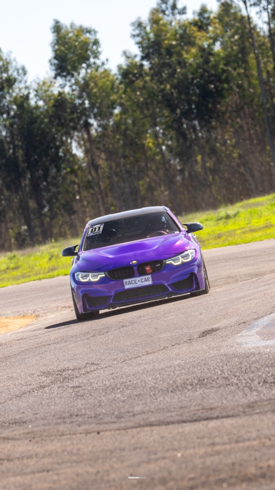 Auto en pista durante una jornada de Driving Experience en autódromo, foto 02
