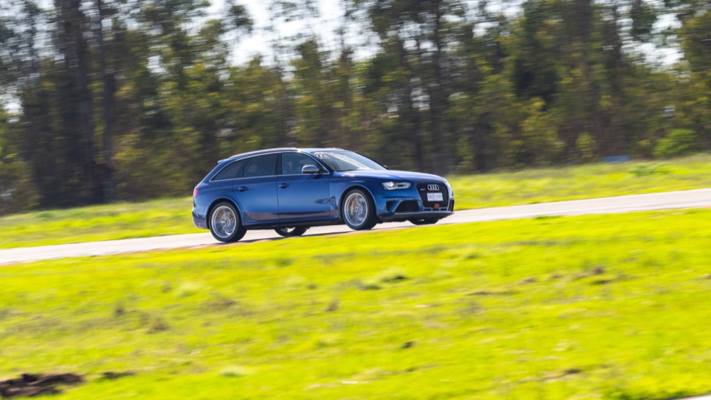 Auto en pista durante una jornada de Driving Experience en autódromo, foto 06