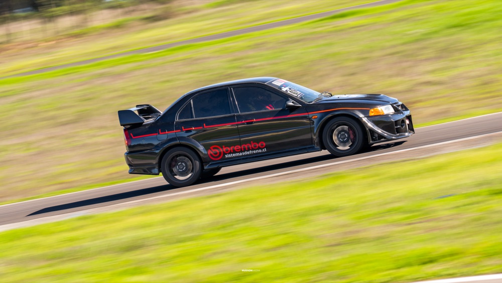 Auto en pista durante una jornada de Driving Experience en autódromo, foto 07