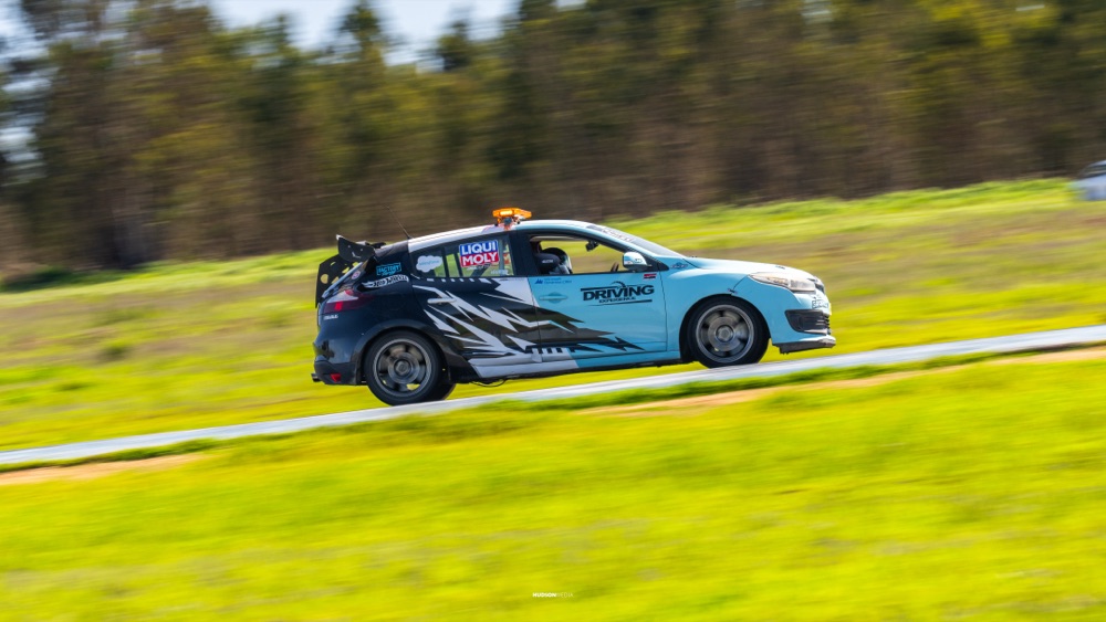Auto en pista durante una jornada de Driving Experience en autódromo, foto 11