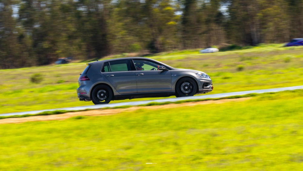Auto en pista durante una jornada de Driving Experience en autódromo, foto 12