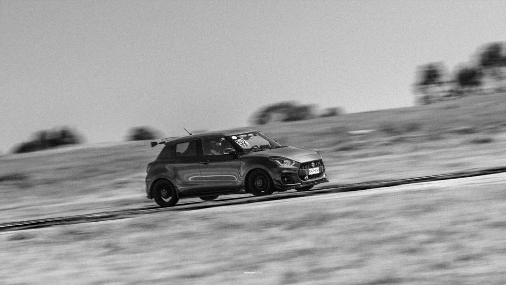 Auto en pista durante una jornada de Driving Experience en autódromo, foto 13