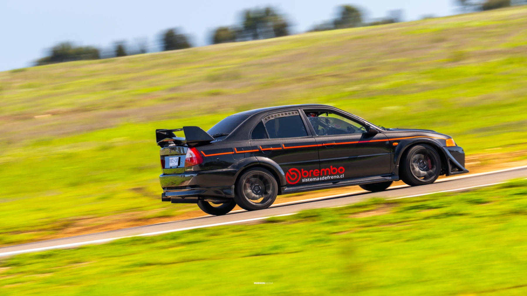 Auto en pista durante una jornada de Driving Experience en autódromo