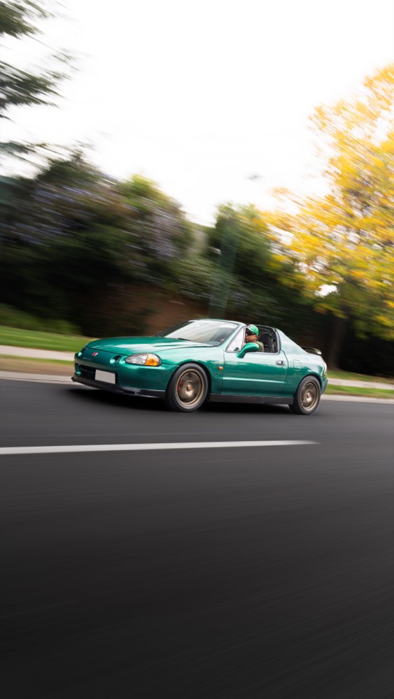 Honda del Sol fotografiado desde otro auto en movimiento