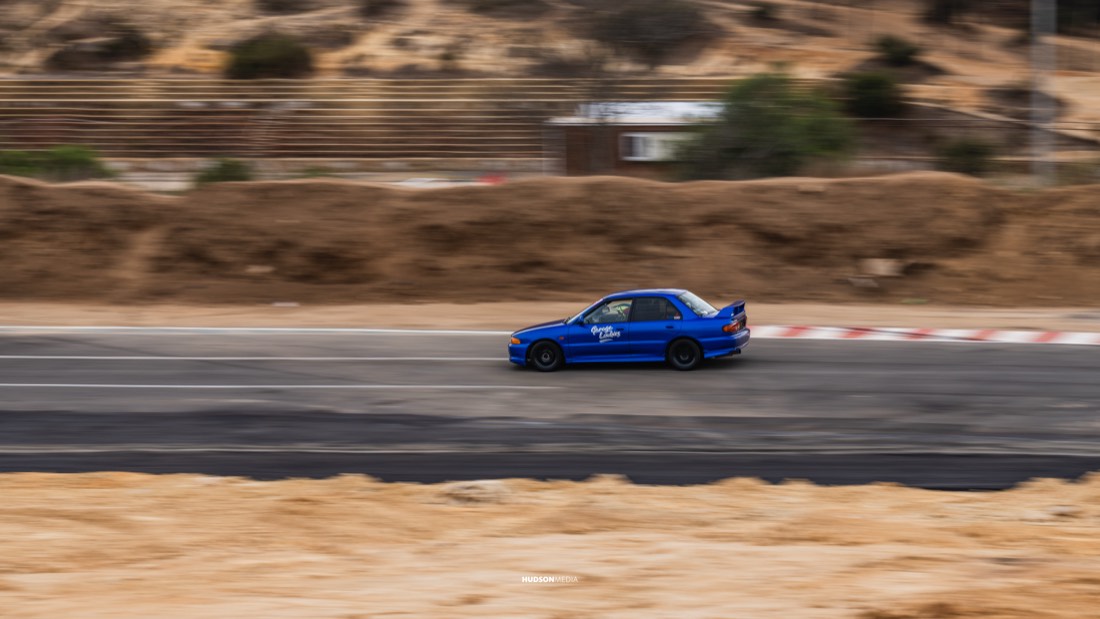 Auto muy pequeño dentro del encuadre en una toma de panning