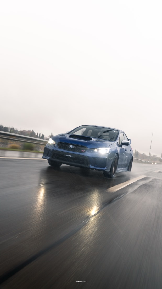 Subaru STI en movimiento bajo la lluvia
