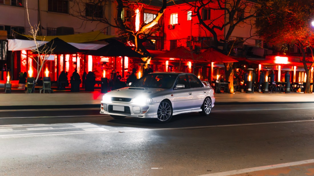 Subaru Impreza de noche en una calle con luces