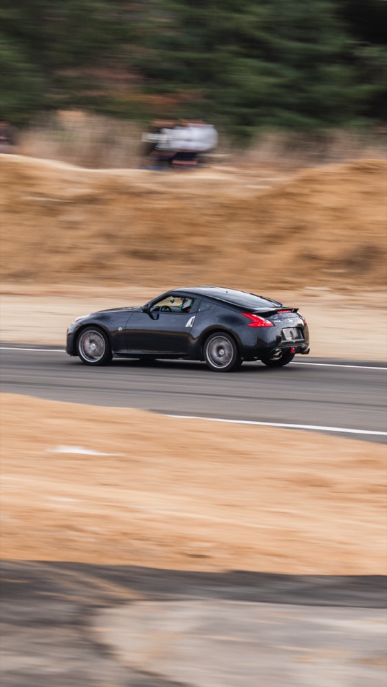 Nissan 370Z en pista con barrido de fondo