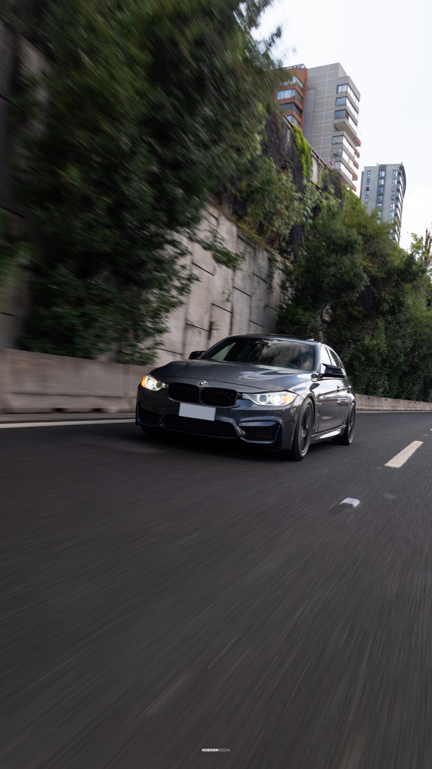 BMW M3 en plano general con la rueda nítida