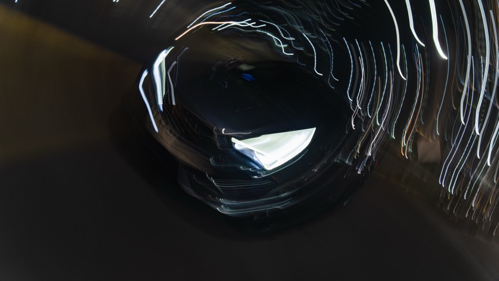 Meet nocturno de autos en Santiago, con las luces de la ciudad de fondo, foto 01