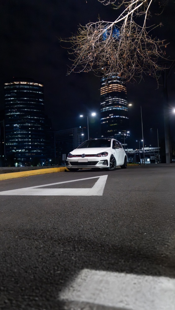 Autos reunidos de noche en un meet en Santiago