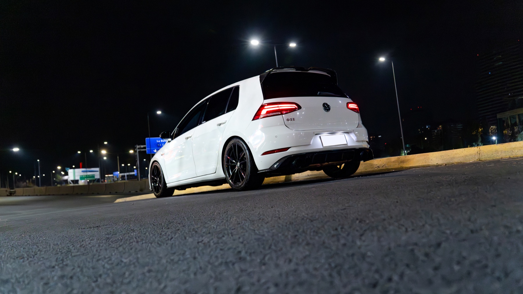 Meet nocturno de autos en Santiago, con las luces de la ciudad de fondo