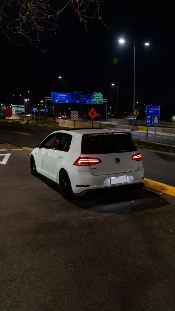 Meet nocturno de autos en Santiago, con las luces de la ciudad de fondo, foto 04