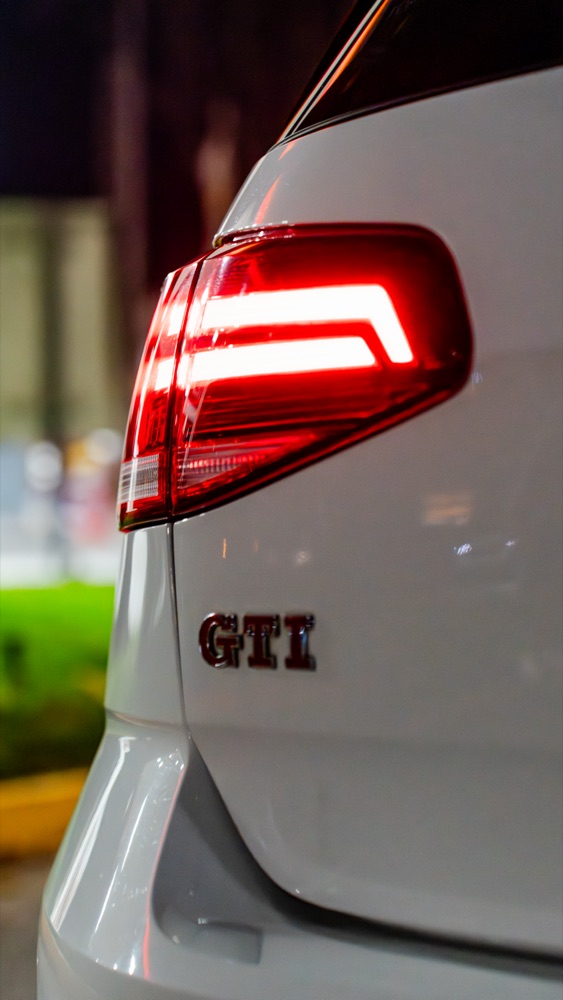 Meet nocturno de autos en Santiago, con las luces de la ciudad de fondo, foto 05