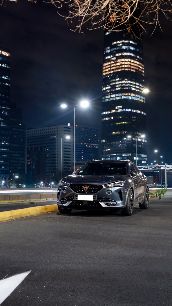 Meet nocturno de autos en Santiago, con las luces de la ciudad de fondo, foto 06