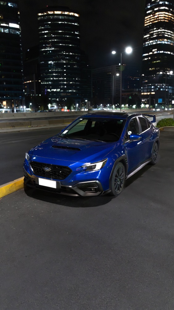 Meet nocturno de autos en Santiago, con las luces de la ciudad de fondo, foto 07