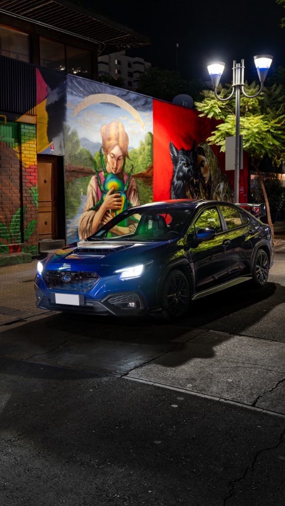 Meet nocturno de autos en Santiago, con las luces de la ciudad de fondo, foto 09