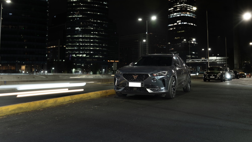 Meet nocturno de autos en Santiago, con las luces de la ciudad de fondo, foto 11