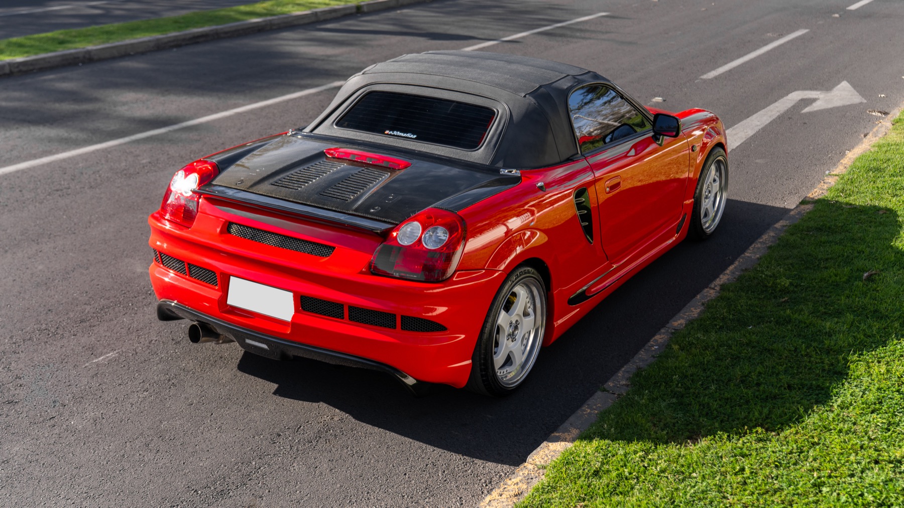 Toyota MR2 Spyder fotografiado en ángulo alto durante una sesión privada
