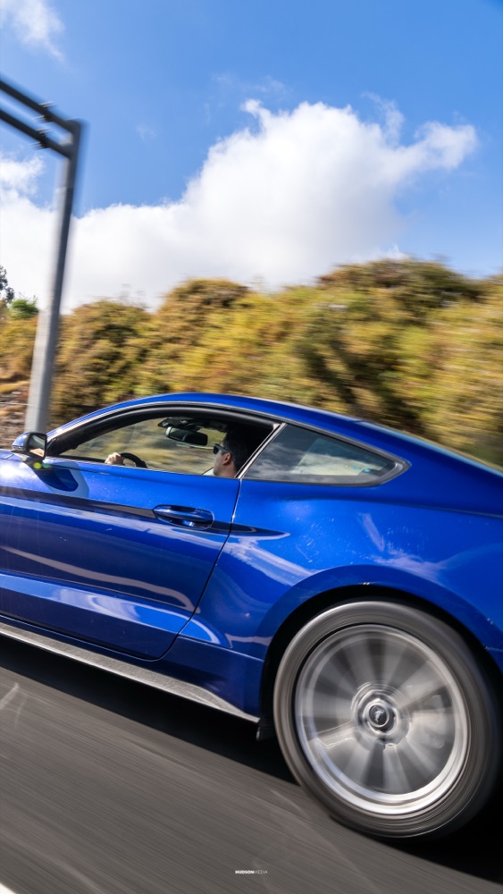 Rolling en carretera a un Ford Mustang y un BMW M, por Hudson Media