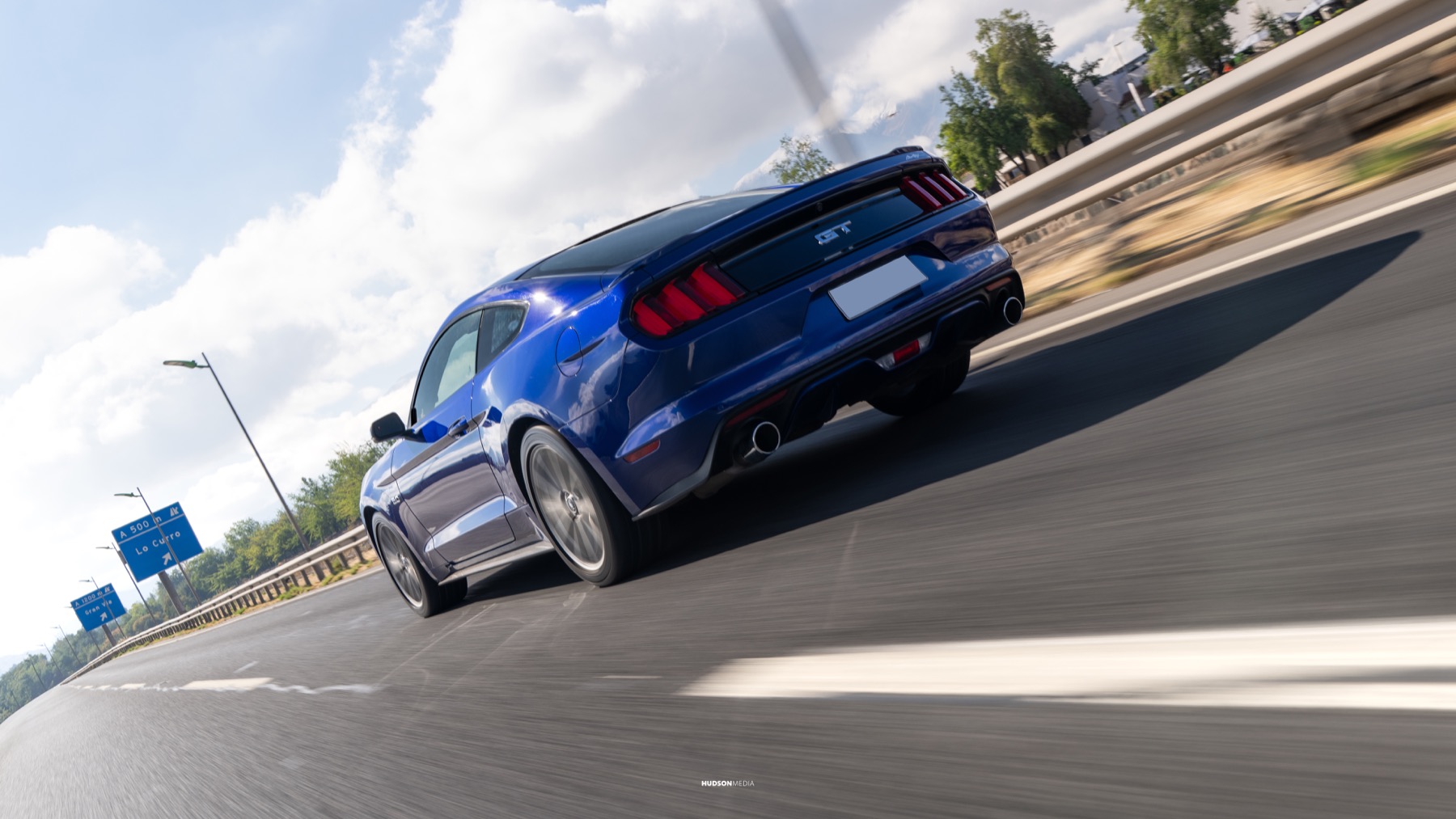 Ford Mustang y BMW rodando juntos en carretera durante una sesión en dúo