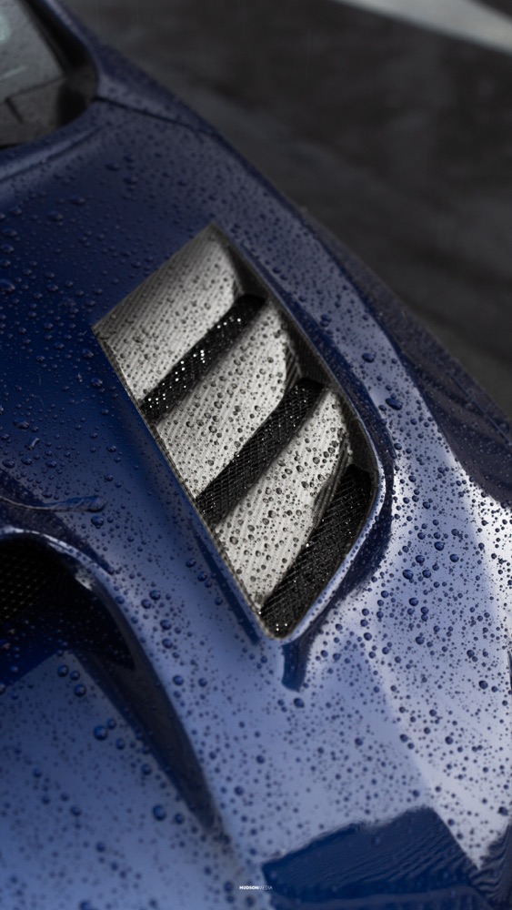 Rolling bajo la lluvia a un Subaru STI, por Hudson Media