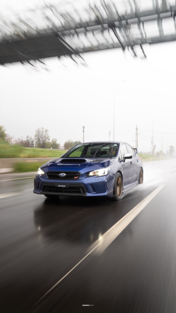 Subaru STI en un rolling bajo la lluvia