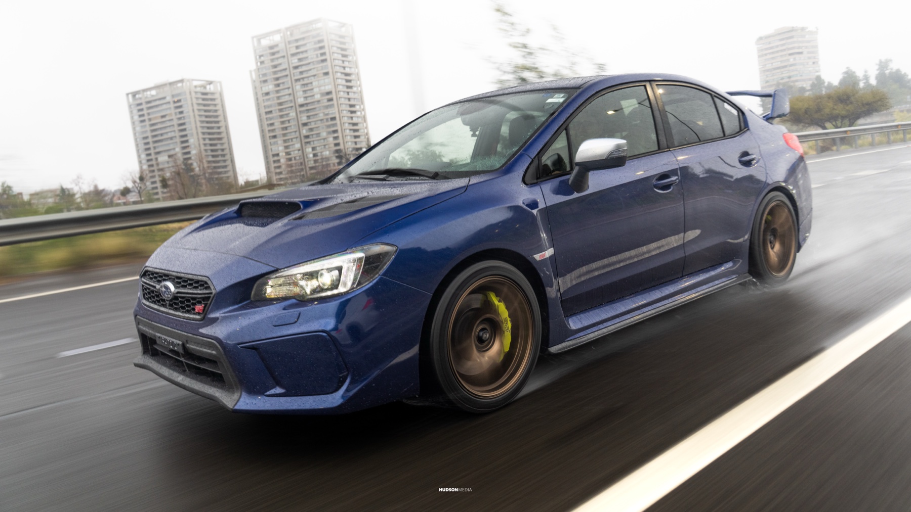 Subaru STI en un rolling bajo la lluvia