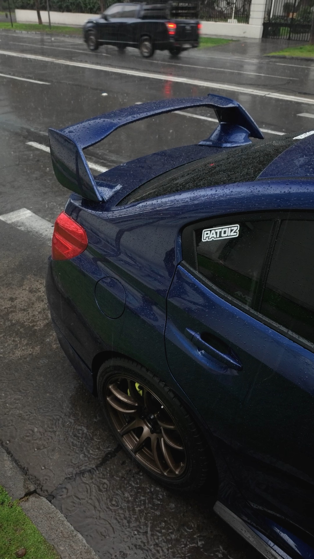 Reel vertical de un Subaru STI rodando bajo la lluvia, por Hudson Media
