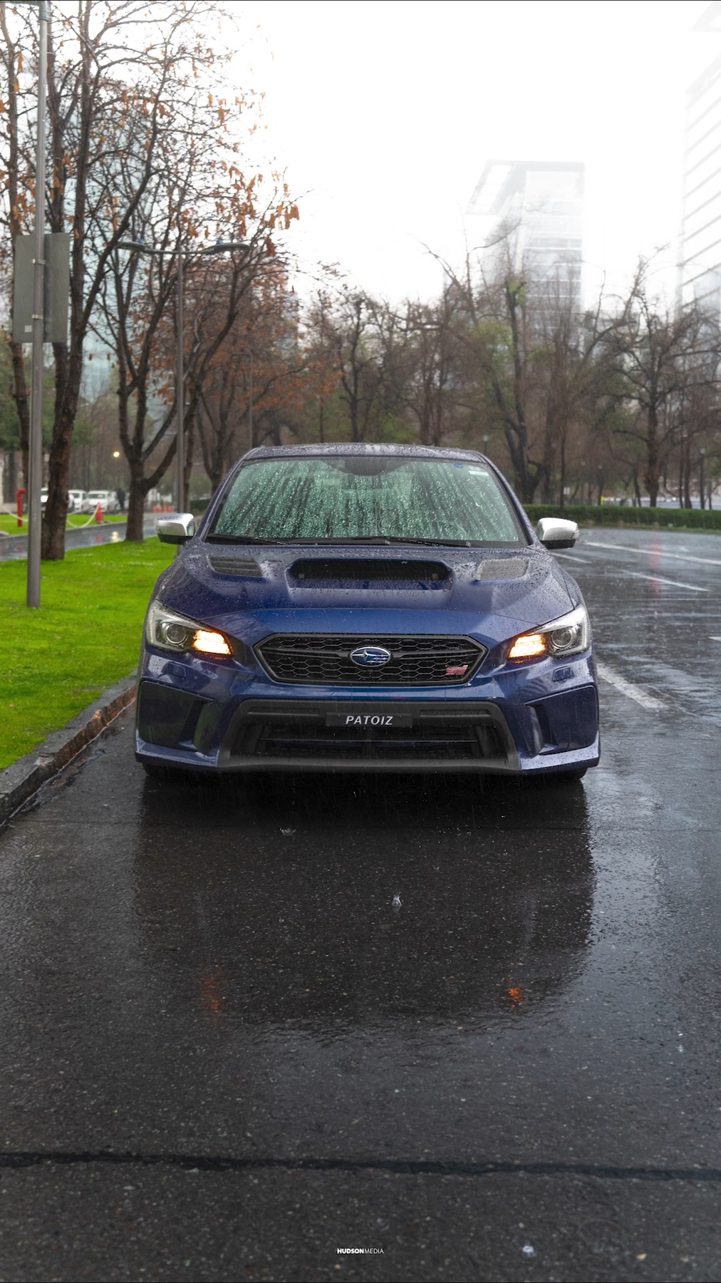 Reel vertical corto de un Subaru STI bajo la lluvia, por Hudson Media