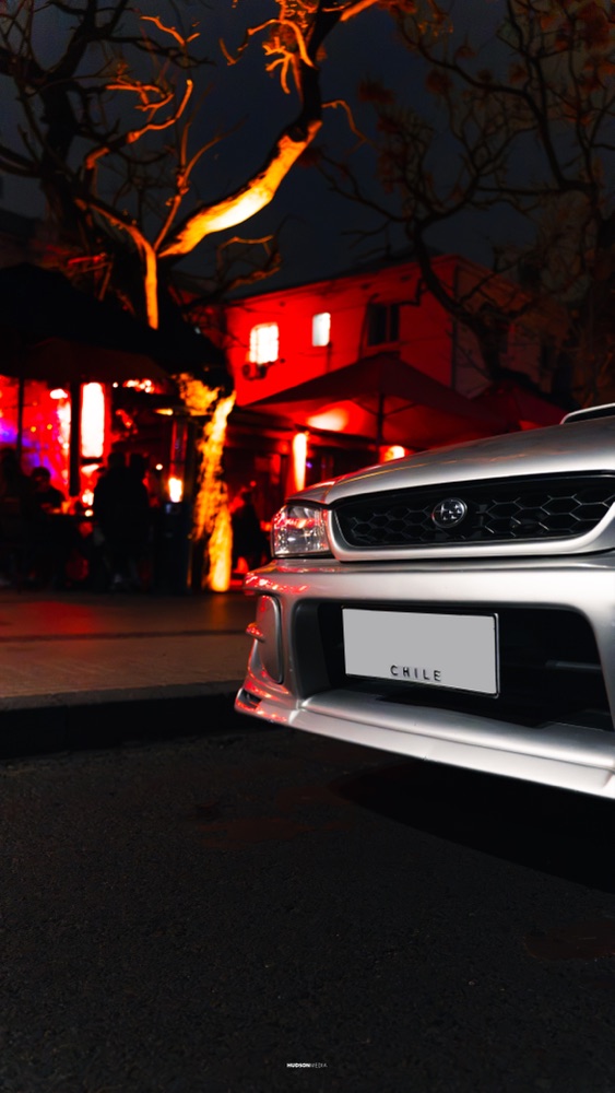 Subaru Impreza GC8 con swap STI fotografiado de noche, foto 03