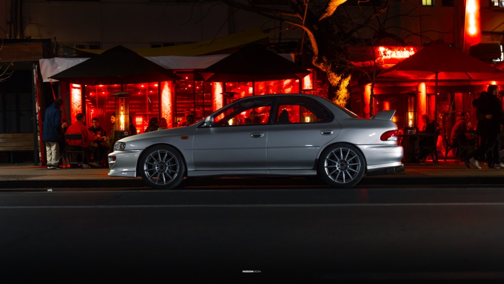 Subaru Impreza GC8 con swap STI fotografiado de noche, foto 05