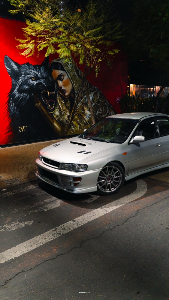 Subaru Impreza GC8 con swap STI fotografiado de noche, foto 07